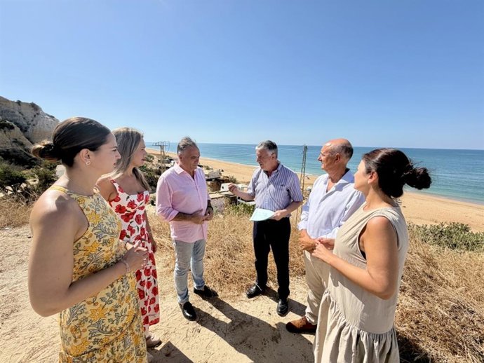 Senadores y diputados del PP de Huelva, entre otras personalidades en una visita a la playa de Mazagón.