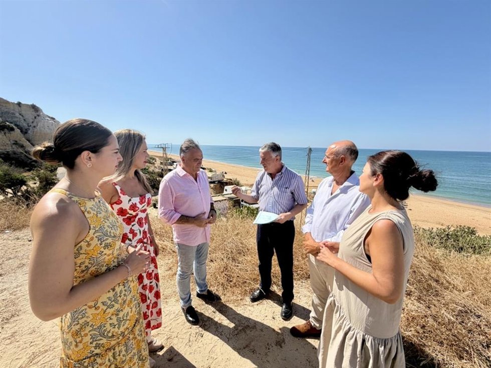 Senadores y diputados del PP de Huelva, entre otras personalidades en una visita a la playa de Mazagón.