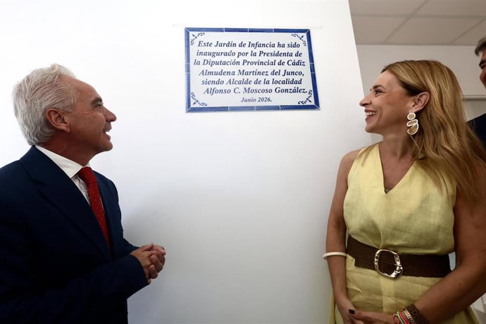 La presidenta de la Diputación, Almudena Martínez , y el alcalde de Villaluenga del Rosario, Alfonso Moscoso, inauguran la guardería y el gimnasio municipal.
