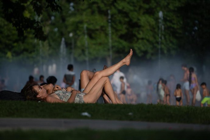 Varias personas se refrescan en las fuentes de Madrid Río, a 23 de junio de 2026, en Madrid (España). 