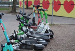 Archivo - FILED - 19 December 2025, Hamburg: FILE PHOTO - E-scooters from various suppliers are parked in the city center. Photo: Marcus Brandt/dpa