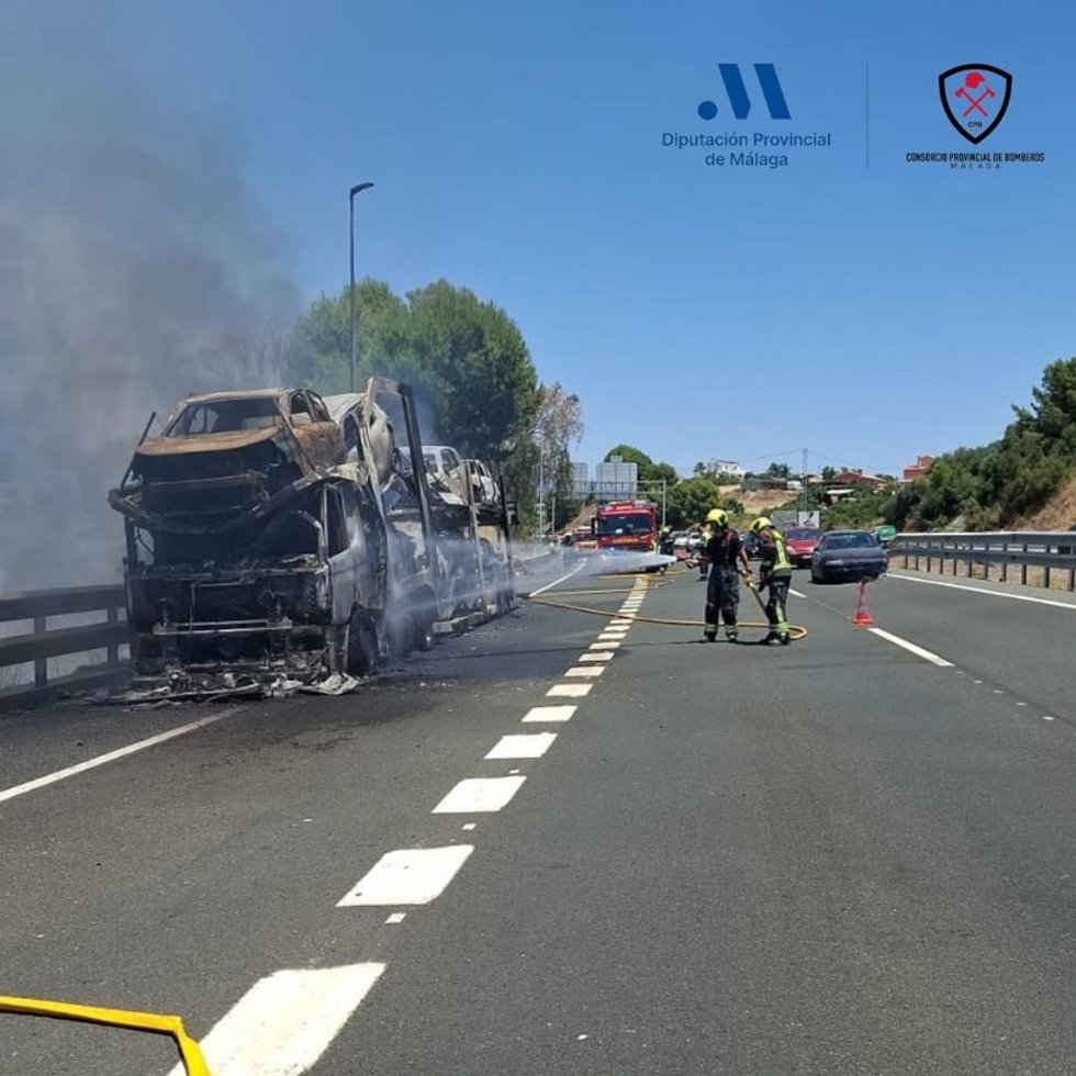 Incendio de un camión en la AP-7 en Estepona.