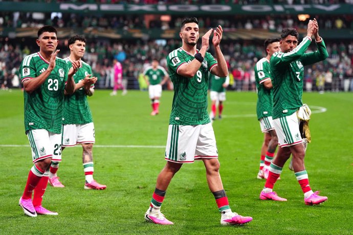 05 July 2026, Mexico, Mexico City: Mexico's Raul Jimenez (C) and team-mates applaud the fans following defeat the 2026 FIFA World Cup Round of 16 knockout match between England and Mexico at Mexico City Stadium. Photo: Bradley Collyer/PA Wire/dpa