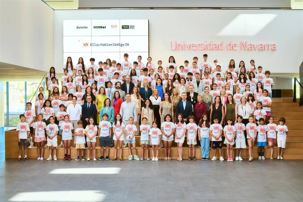 Fundación Multiópticas beca a 20 menores para formarse en IA y programación con 'Ellas Hablan Código'