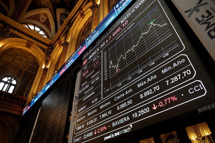 Archivo - Un panel del Ibex 35 en el Palacio de la Bolsa.