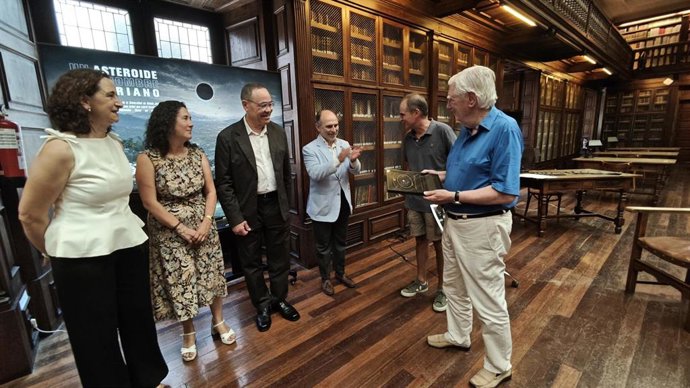 Plácido Prada, descendiente de José González Alegre, recoge la placa conmemorativa.