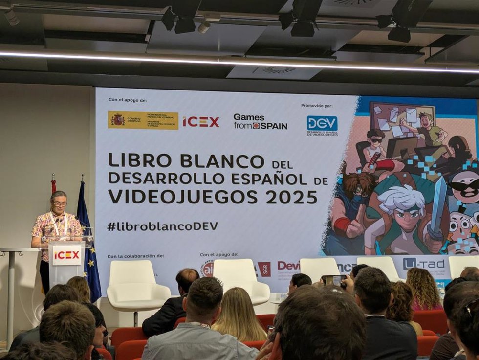 El presidente de DEV y director de The Game Kitchen Mauricio García, en la presentación del 'Libro Blanco del Desarrollo Español de Videojuegos 2025'