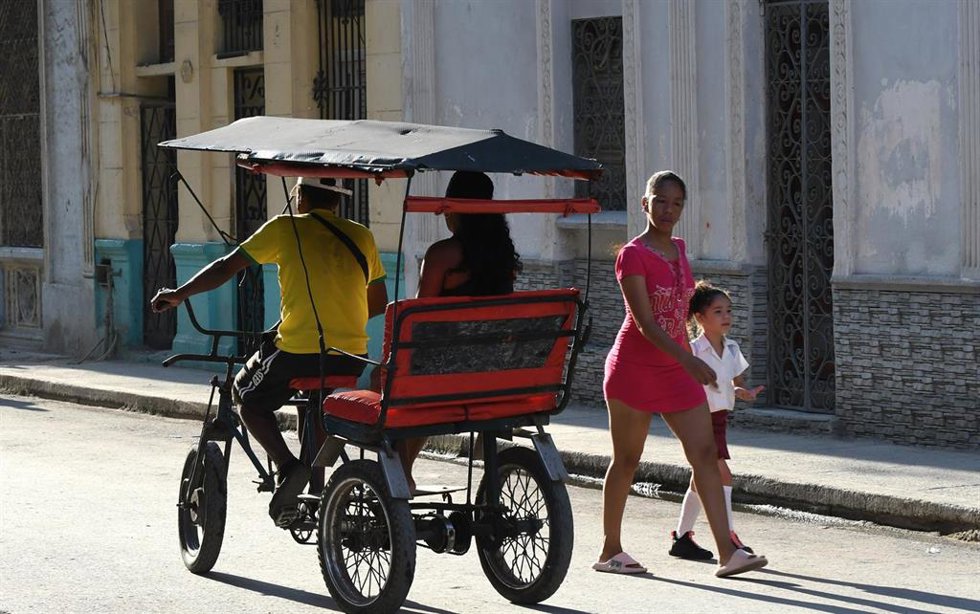 Archivo - Un bicitaxi en una calle de La Habana  (archivo)