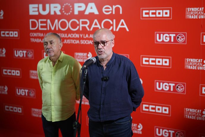 El secretario general de UGT, Pepe Álvarez (i), y el secretario general de CCOO, Unai Sordo (d), durante una euro-manifestación, en el Palacio de Vistalegre, a 18 de junio de 2026, en Madrid (España). UGT y CCOO han organizado un encuentro con otros sindi