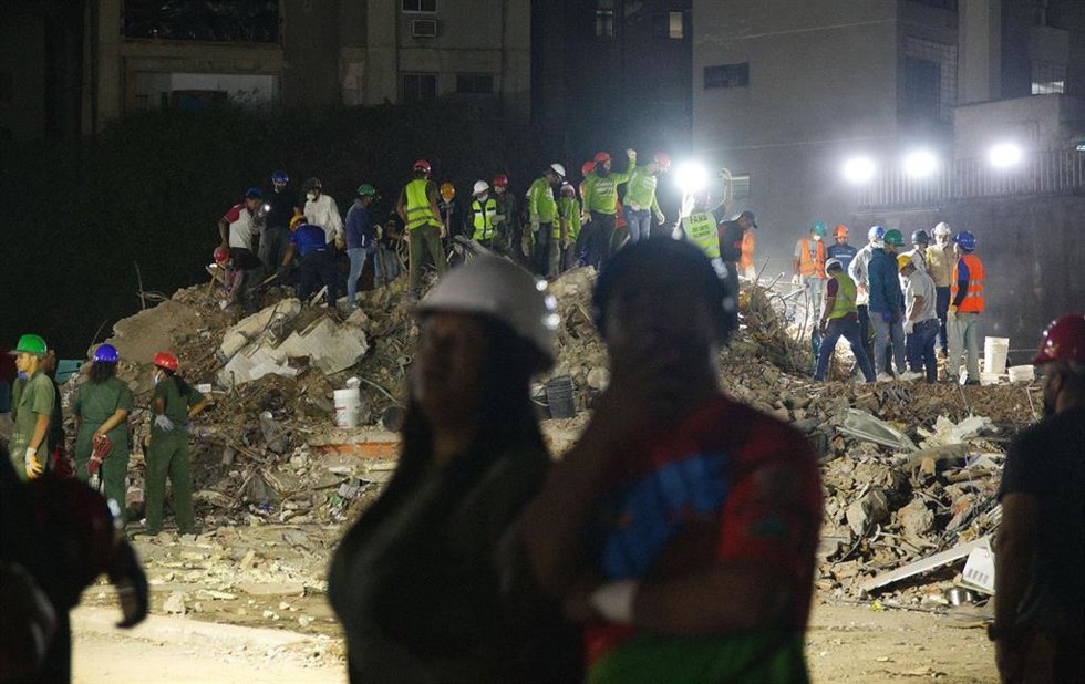Edificio hundido tras los terremotos en Venezuela
