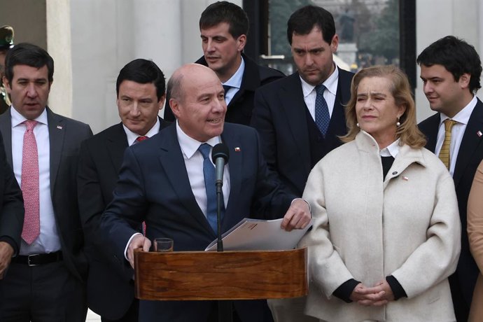 Santiago 6 de julio 2026. El Ministro de hacienda, Jorge Quiroz, realiza pun punto de prensa junto a presidentes de partidos politicos oficialistas. Dragomir Yankovic/Aton Chile