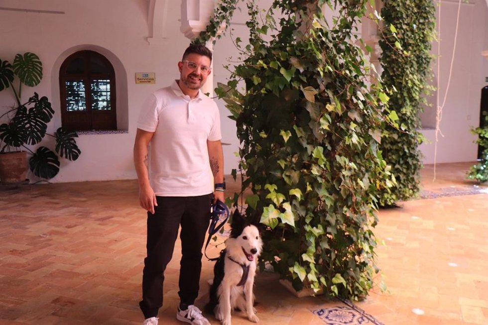El coordinador del Máster en Intervenciones Asistidas con Animales de la Universidad de Jaén (UJA) y la Universidad Internacional de Andalucía (UNIA) y director de Perruneando, David Ordóñez,en los cursos de verano de la UPO en Carmona (Sevilla)