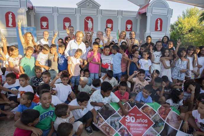 Archivo - Recibimiento a los niños saharauis de los campos de refugiados de Tindouf en una edición anterior de 'Vacaciones en Paz'.