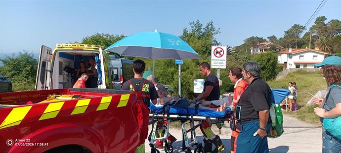 Evacuación mujer con fractura de pierna de la playa de Amio