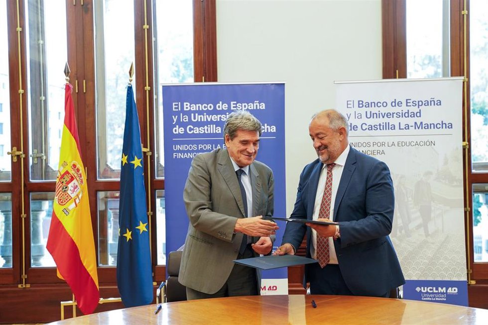 El rector de la Universidad de Castilla-La Mancha, José Julián Garde, y el gobernador del Banco de España, José Luis Escrivá.