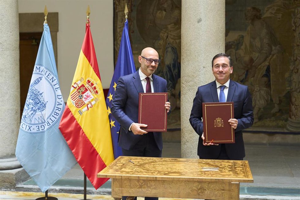 El ministro de Asuntos Exteriores, Unión Europea y Cooperación, José Manuel Albares, y el secretario general de la Corte Permanente de Arbitraje, Marcin Czepelak, acuerdan crear una oficina en España, 7 de julio 2026. Palacio de Santa Cruz (Madrid).