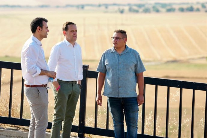 L presidente de la Diputación de Valladolid, Conrado Íscar, en una visita institucional a Valdenebro de los Valles.