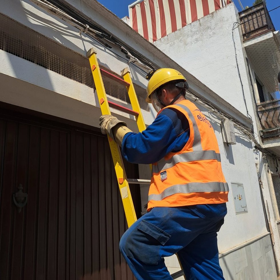 Archivo - Técnico de Endesa trabajando en un barrio de Sevilla.