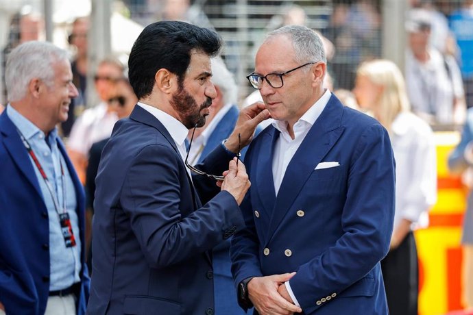 Mohamed Ben Sulayem charla con Stefano Domenicali durante el GP Gran Bretaña 2026
