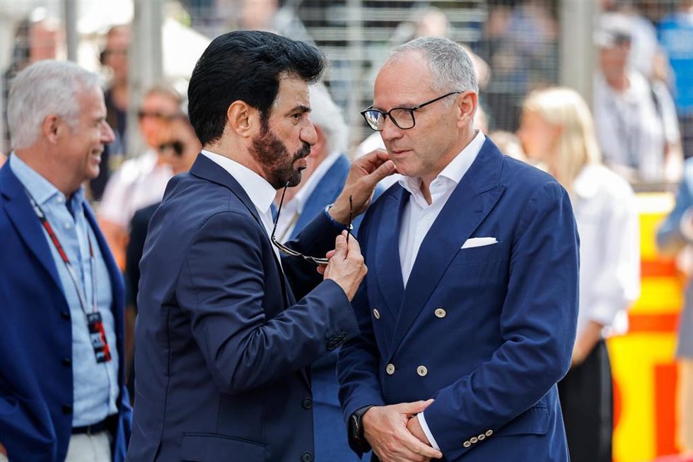 Mohamed Ben Sulayem charla con Stefano Domenicali durante el GP Gran Bretaña 2026