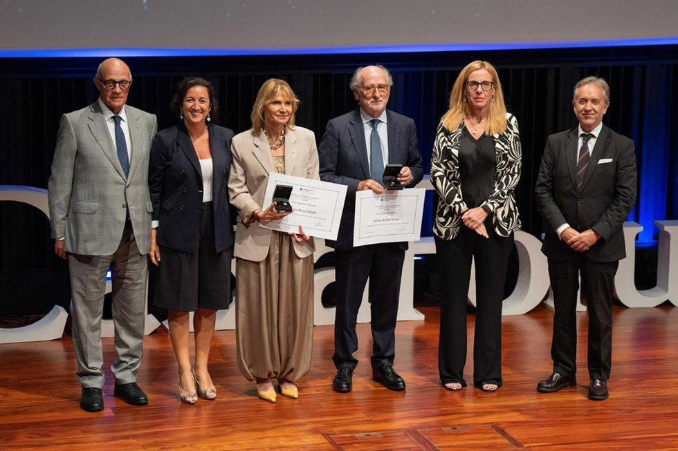 Imagen de familia de la Nit dels Economistes, celebrada este lunes en Barcelona.