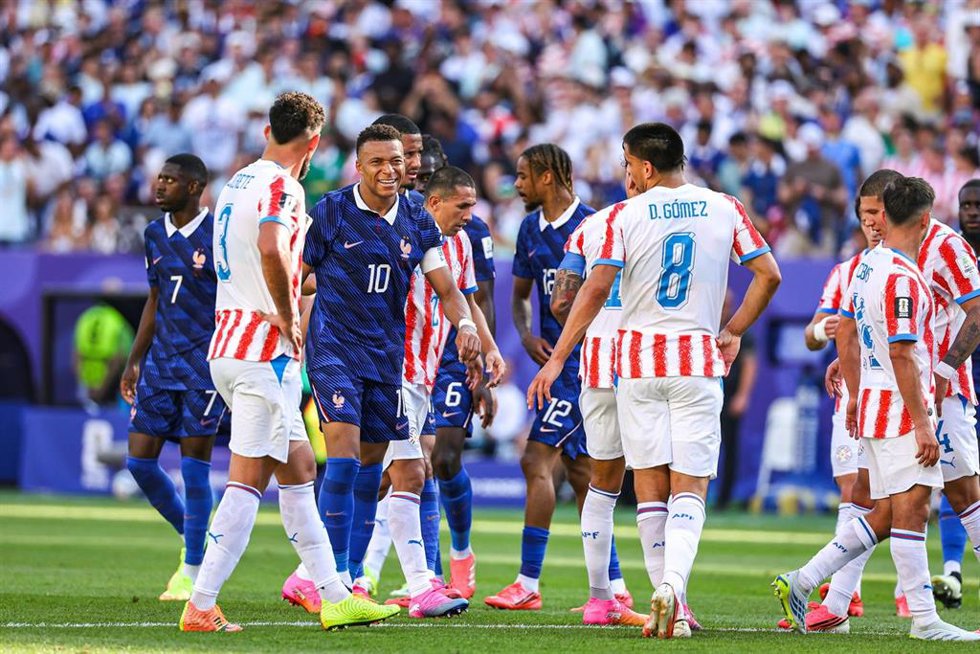 Mbappé intercambia palabras con jugadores de Paraguay durante el duelo de octavos del Mundial 2026