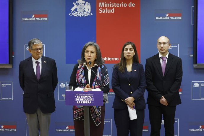 Santiago 8 de mayo 2026.  La Ministra de Salud, May Chomali, encabeza la entrega del primer reporte del Plan de Alerta Oncologica desarrollado por el Minsal.  Dragomir Yankovic/Aton Chile