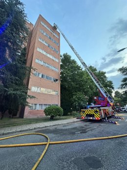 Bomberos extinguen un incendio en la azotea de la Facultad de Derecho de la Complutense