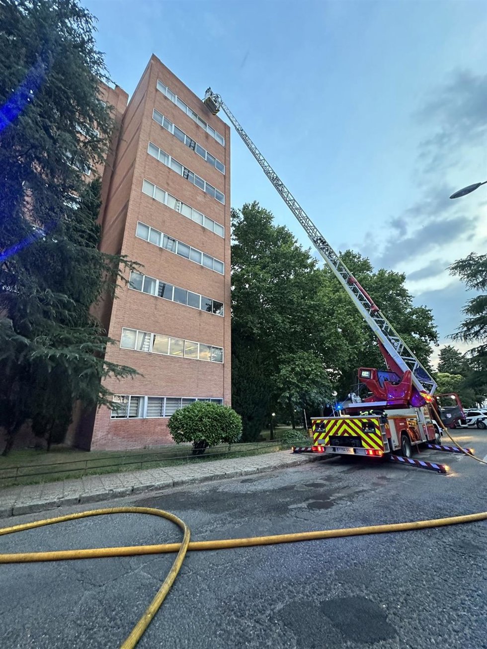 Bomberos extinguen un incendio en la azotea de la Facultad de Derecho de la Complutense