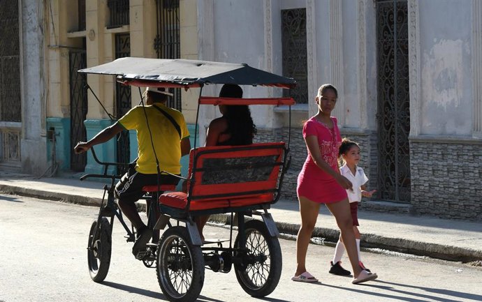 Archivo - April 27, 2026, Havana, Cuba: A driver ferries a passenger in Havana, Cuba in a bicitaxi, a pedal-powered three-wheeled rickshaw. The tricycles remain popular as passenger taxis during the severe energy crisis throughout the island nation, the r