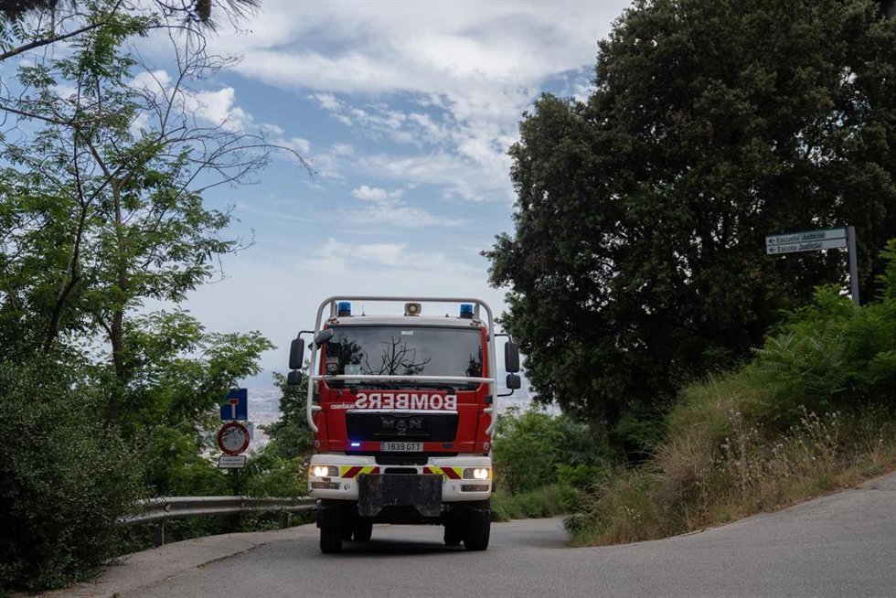 Archivo - Varios bomberos durante un simulacro de incendio forestal en la montaña de Collserola, a 2 de junio de 2025, en Barcelona, Catalunya (España). 