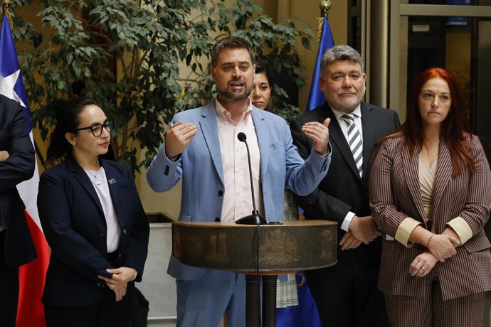 Valparaiso, 14 de abril 2026. Diputados socialistas encabezados por el diputado Daniel Manouchehri realizan un punto de prensa. Raul Zamora/Aton Chile
