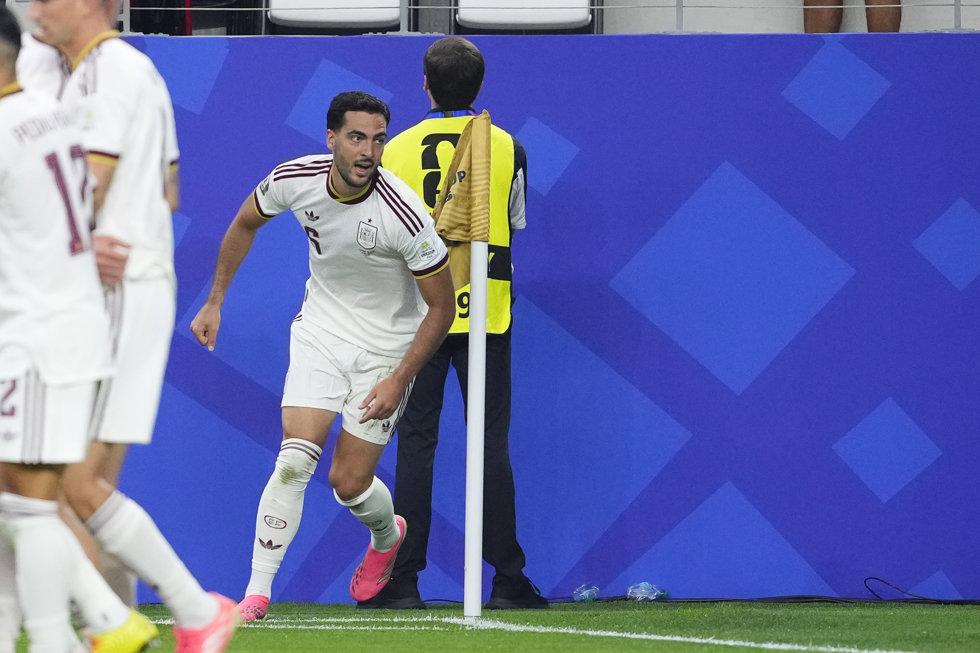 Mikel Merino celebra un gol en el Portugal-España de octavos de final del Mundial 2026