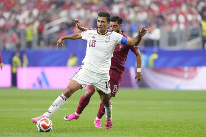 Rodri Hernandez, da Espanha, e Bruno Fernandes, de Portugal, disputam a bola durante a partida das oitavas de final da Copa do Mundo da FIFA 2026 entre Portugal e Espanha, no Dallas Stadium, em 6 de julho de 2026, em Arlington, nos Estados Unidos.
