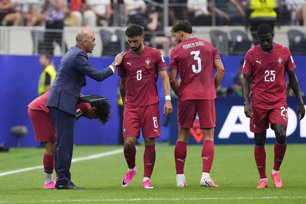Roberto Martínez habla con Bruno Fernandes durante el Portugal-España del Mundial 2026