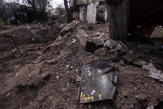 Archivo - Arquivo - 29 de abril de 2026, Shostka, Sumy, Ucrânia: O pátio destruído de uma casa após um ataque com drones russos na cidade de Shostka, na parte norte da região de Sumy.