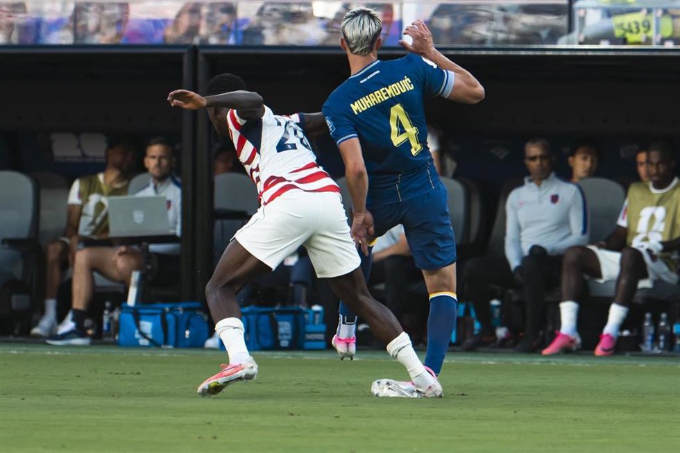 Folarin Balogun en el momento de la entrada que le costó la expulsión en el Estados Unidos-Bosnia del Mundial 2026