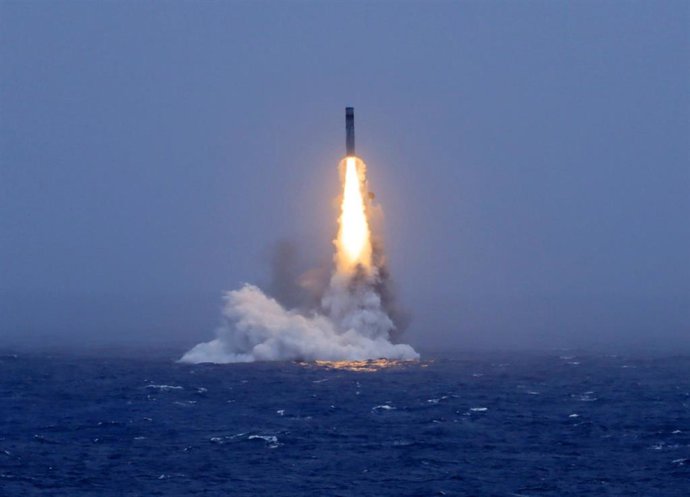 Momento en que un misil estratégico, lanzado por un submarino nuclear estratégico de la Armada del Ejército Popular de Liberación (EPL) de China, emerge del agua en un lanzamiento de prueba realizado en el océano Pacífico