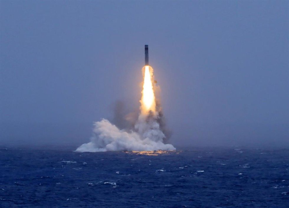 Momento en que un misil estratégico, lanzado por un submarino nuclear estratégico de la Armada del Ejército Popular de Liberación (EPL) de China, emerge del agua en un lanzamiento de prueba realizado en el océano Pacífico