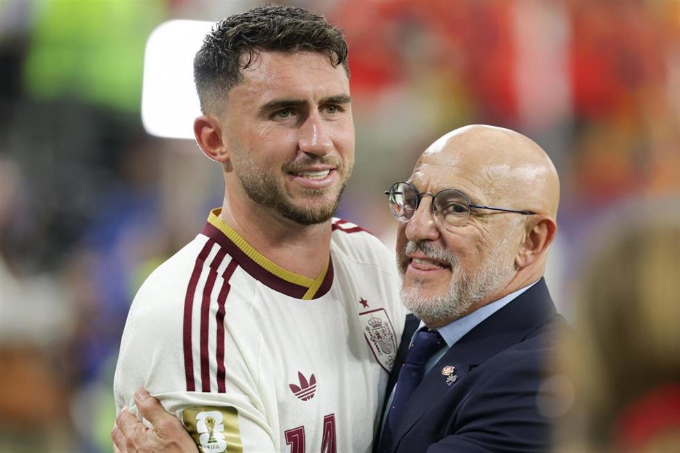 El central Aymeric Laporte, junto al seleccionador nacional, Luis de la Fuente, celebran el triunfo de España contra Portugal en los octavos de final del Mundial de fútbol de 2026 en Dallas.