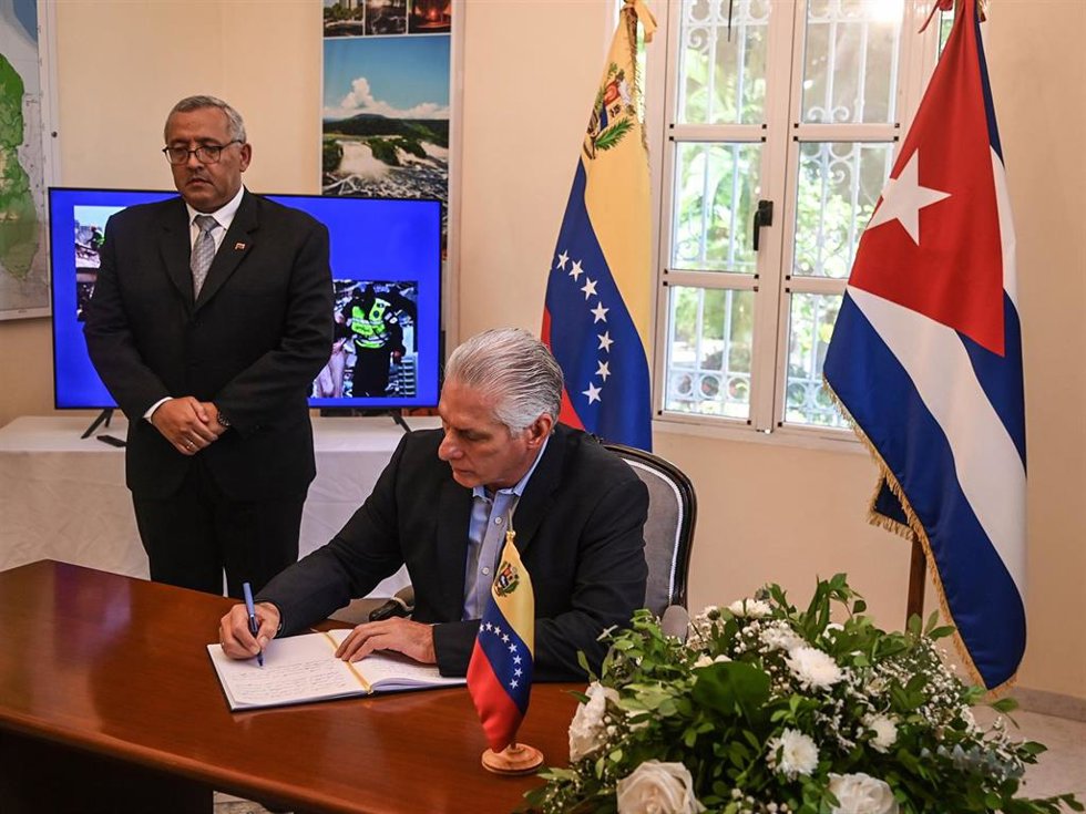 El presidente de Cuba, Miguel Díaz-Canel, firma en el libro de condolencias habilitado en la embajada de Venezuela en La Habana