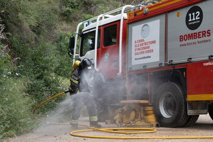 Archivo - Arxiu - Varis bombers durant un simulacre d'incendi forestal a la muntanya de Collserola a Barcelona