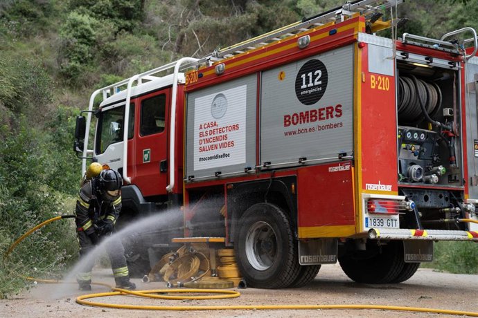 Archivo - Varios bomberos durante un simulacro de incendio forestal en la montaña de Collserola en Barcelona