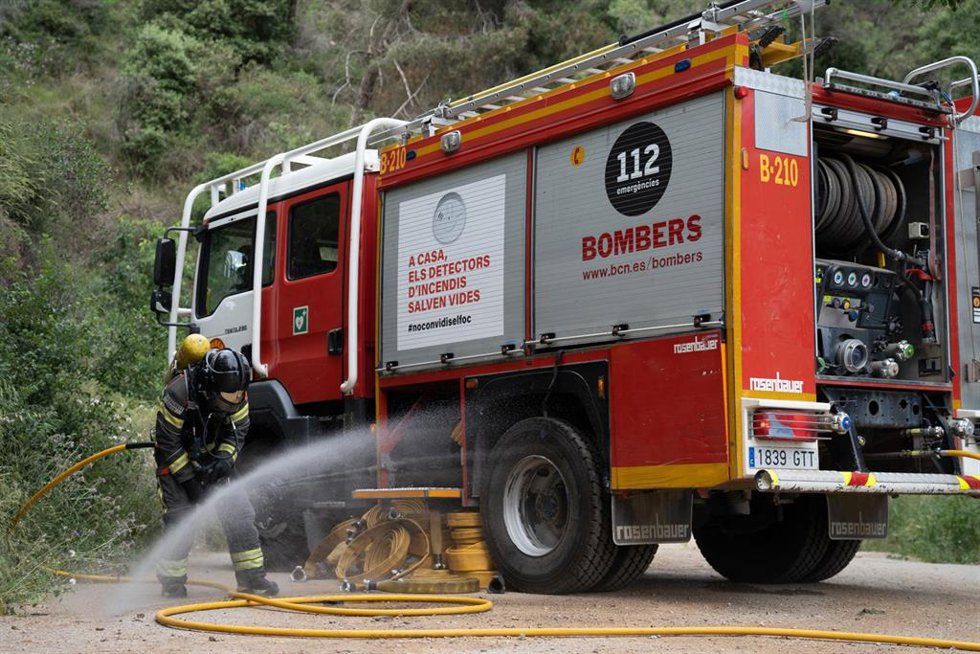 Archivo - Varios bomberos durante un simulacro de incendio forestal en la montaña de Collserola en Barcelona