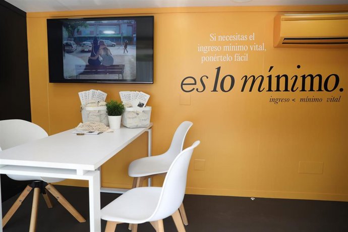 Archivo - Vista interior de un autobús informativo del Ingreso Mínimo Vital, en la sede del Ministerio, a 17 de octubre de 2022, en Madrid (España). El autobús recorrerá toda España con anuncios publicitarios sobre el Ingreso Mínimo Vital. Junto al autobú