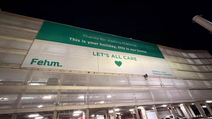 Campaña de la FEHM instalada en el aeropuerto de Palma