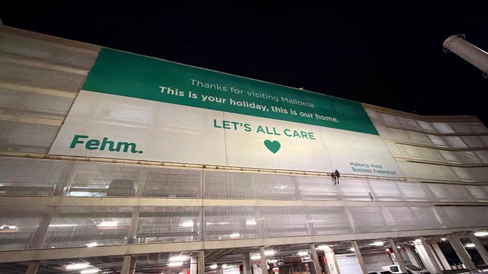 Campaña de la FEHM instalada en el aeropuerto de Palma
