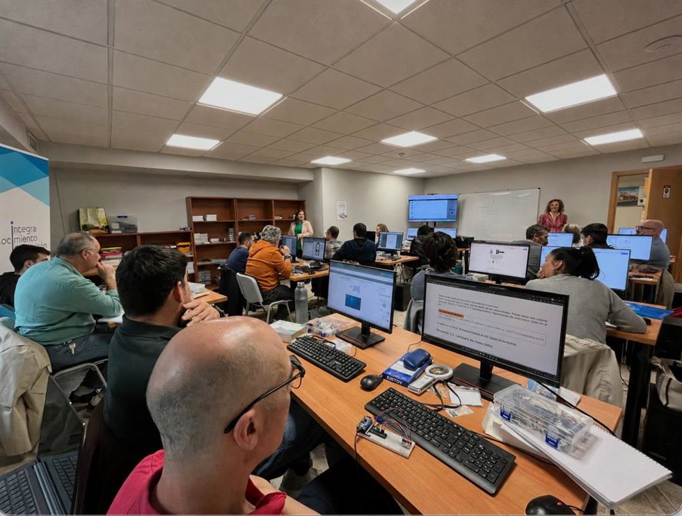 Empleo ofrece 855 nuevas plazas en cursos de IA, Realidad Virtual e Internet de las Cosas en las ocho provincias.