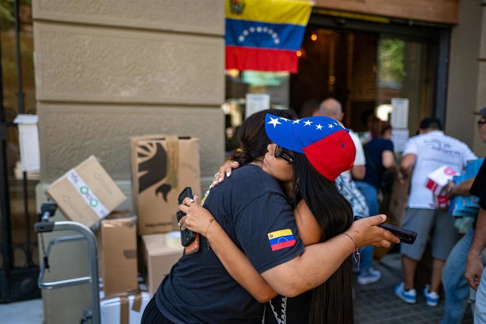 Voluntarios en Barcelona recogiendo material de ayuda para la población venezolana