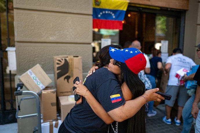 Voluntarios recogiendo material de ayuda para la población venezolana, a 28 de junio de 2026, en Barcelona, Catalunya (España). Según el último recuento, 1.430 personas han muerto y 3.238 han resultado heridas como consecuencia del doble terremoto que sac